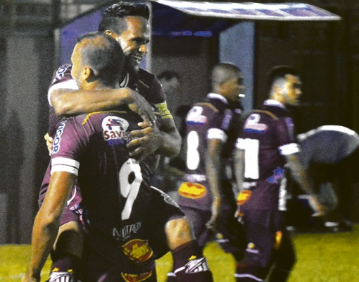 Nequinha abraça Felipe e comemora o primeiro gol do Sertãozinho