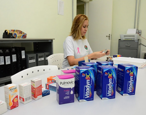 A farmacêutica responsável, Daniela Zitei Vilela, realiza triagem em medicações doadas pela população