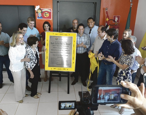Autoridades, a homenageada e seus familiares descerram a placa inaugural da EMEI “Profª Carmen Morillas Olivare”