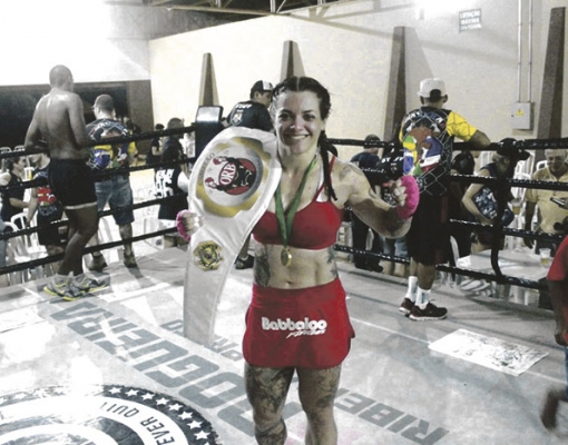 Paty Borges com cinturão da Organização Regional de Boxe