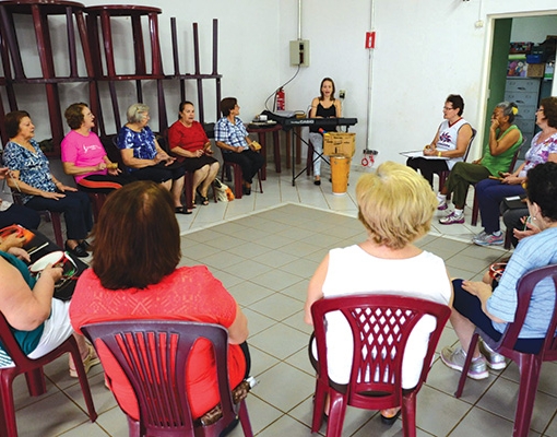 Musicoterapia é uma das atividades oferecidas gratuitamente pelo Centro de Convivência do Idoso