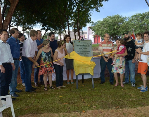 Autoridades e familiares de Francisco Jorge Ráo descerram a placa que marca as obras realizadas na Praça Rotatória localizada na confluência das avenidas Egisto Sicchieri e Affonso Trigo