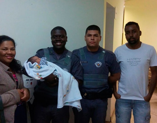 Os pais do pequeno Pietro, o recém-nascido que foi salvo com ajuda de policiais militares de Sertãozinho