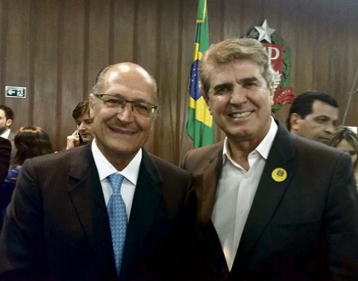 O prefeito Zezinho Gimenez posa para foto ao lado do governador Geraldo Alckmin, com quem esteve na última segunda-feira, 07, para assinatura do convênio