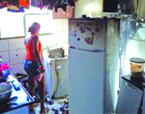 A dona do apartamento, Laís Cristina da Silva, disse que o incêndio foi provocado por conta de um curto-circuito. Foto: Divulgação