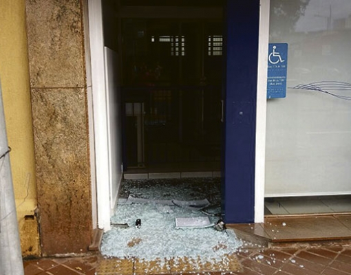 A tentativa de furto ao Banco Mercantil do Brasil aconteceu por volta de 1h30 de sexta-feira, 7