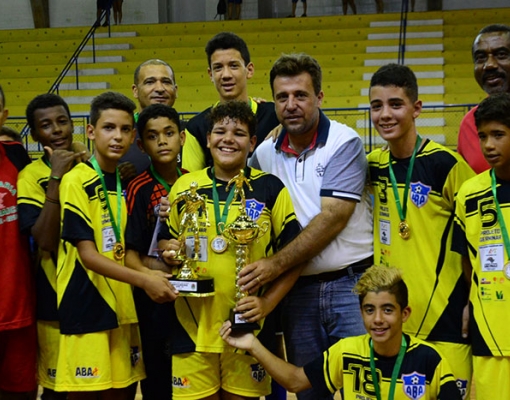 O secretário de Esportes e Lazer, Luis Fernando Laurenti, entrega o troféu à equipe campeã da categoria Sub-14, da XV Copa SMEL: ABA Futsal
