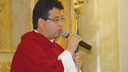 HOMENAGEM - Padre Ivonei completa 15 anos de sacerdócio