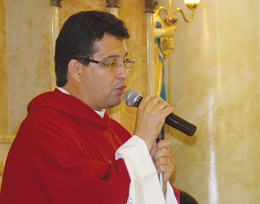Padre Ivonei Burtia celebra missa na Paróquia São João Batista, no bairro São João, há 10 anos. Completa 15 anos de ordenação sacerdotal