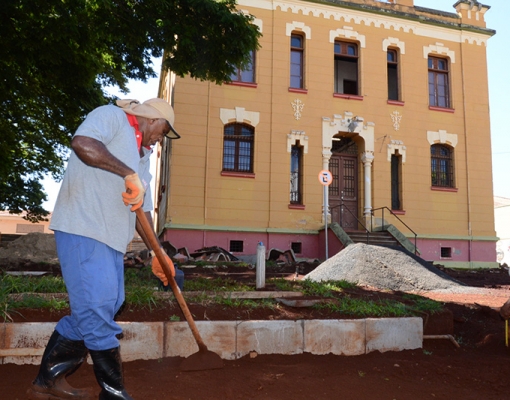 Homens trabalham na retirada do piso antigo da Praça “Mané Gaiola”. Local receberá melhorias, inclusive na parte de iluminação. Foto: Adilson Lopez