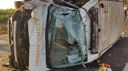 ACIDENTE - Motorista de ambulância morre após veículo capotar em rodovia de Pontal