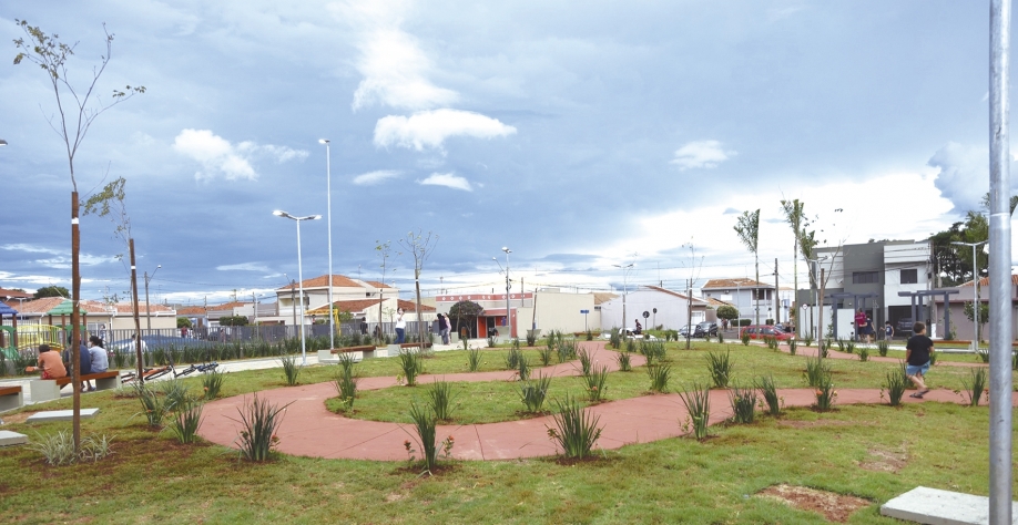 Administração Municipal entrega nova praça no Jardim Grande Aliança