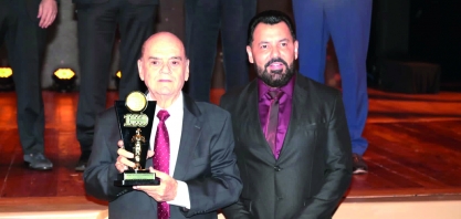 Antonio Eduardo Tonielo recebe o prêmio de 