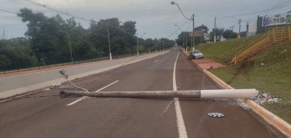 Carro perde o controle e bate em poste em Sertãozinho.