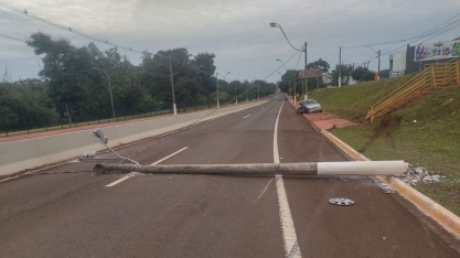 Carro perde o controle e bate em poste em Sertãozinho.