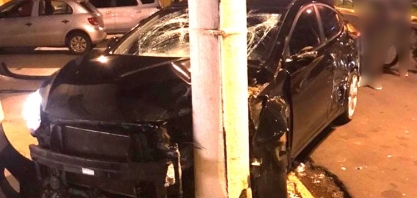 Motorista perde controle e carro bate violentamente contra poste em Sertãozinho