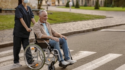 Falta de acessibilidade e preconceito aumentam o isolamento social das pessoas idosas PCD