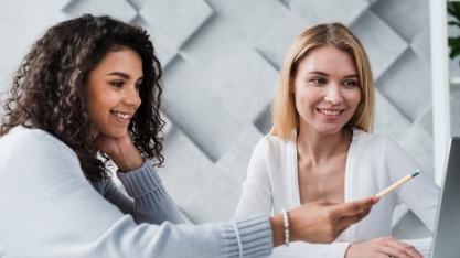 Projeto social capacita gratuitamente mulheres em programação e desenvolvimento web