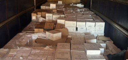 Polícia Militar encontra carga de vinhos importados em caminhão