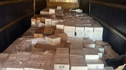 Polícia Militar encontra carga de vinhos importados em caminhão