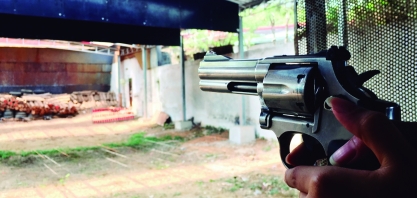 Vigilante atira contra colega de trabalho