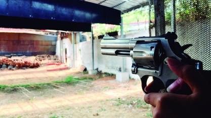 Vigilante atira contra colega de trabalho