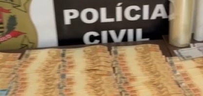 Policiais civis de Jaboticabal surpreenderam um casal que estava manipulando e embalando drogas