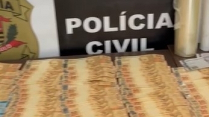 Policiais civis de Jaboticabal surpreenderam um casal que estava manipulando e embalando drogas