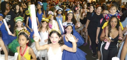 SERTÃOZINHO - Parada de Natal de Sertãozinho reúne 15 mil pessoas na Praça 21 de Abril 