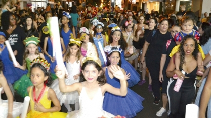 SERTÃOZINHO - Parada de Natal de Sertãozinho reúne 15 mil pessoas na Praça 21 de Abril 