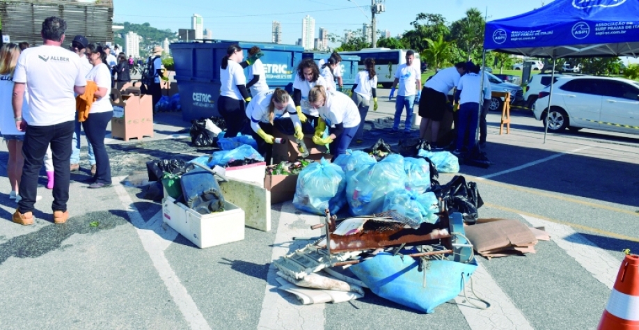 Ação ambiental mobiliza voluntários e retira 8,5 toneladas de lixo em Santa Catarina