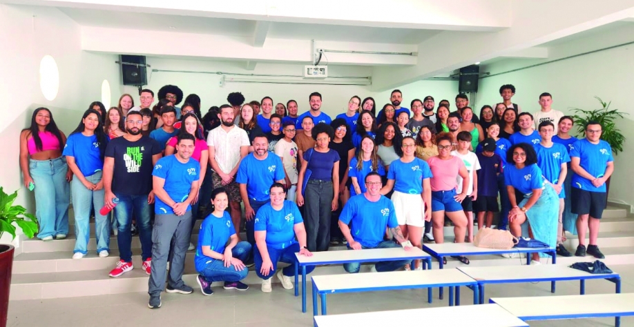 Voluntariado corporativo, impulso, acesso gratuito ao inglês para jovens de escolas públicas e bolsistas