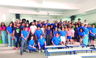 Voluntariado corporativo, impulso, acesso gratuito ao inglês para jovens de escolas públicas e bolsistas