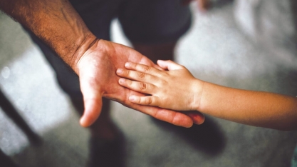 Licença de paternidade é valorizada por homens, mas pouco acessada por medo e desinformação