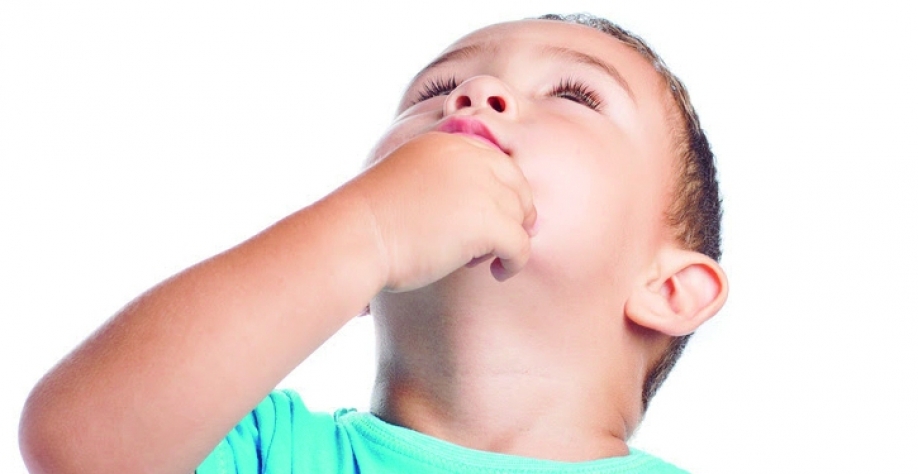 Curiosidade infantil pode virar susto: saiba o que fazer quando a criança coloca algo na boca, no ouvido ou até no nariz