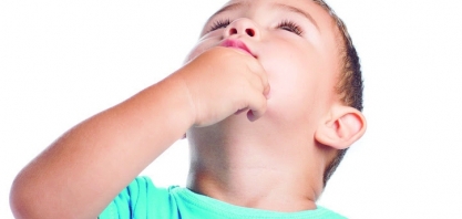 Curiosidade infantil pode virar susto: saiba o que fazer quando a criança coloca algo na boca, no ouvido ou até no nariz