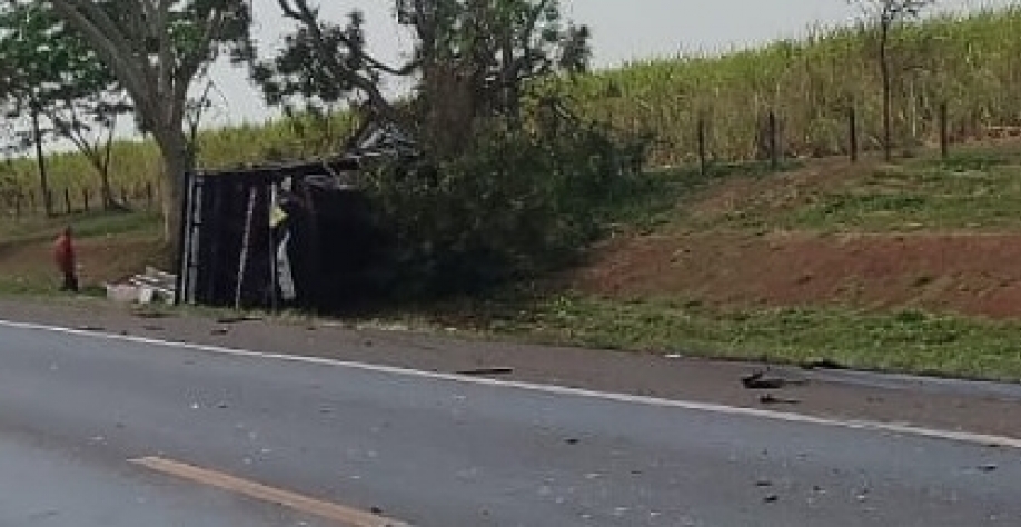 Grave acidente na Rodovia Cunha Bueno em Jaboticabal deixa uma vítima fatal
