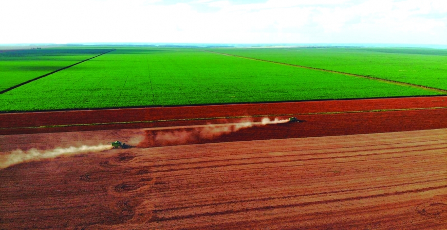 BrasilAgro alcança 90% da frota agrícola conectada e amplia controle das operações com centro digital integrado