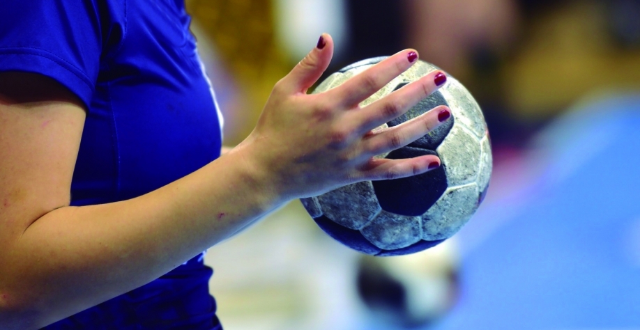 Secretaria de Esportes e AELC realizam peneira de handebol feminino na quadra da escola “Prof. José Negri”