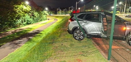 Motorista perde controle, atinge poste e grade de parque em Sertãozinho
