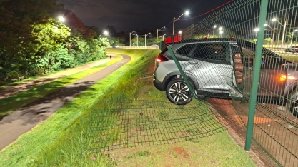 Motorista perde controle, atinge poste e grade de parque em Sertãozinho