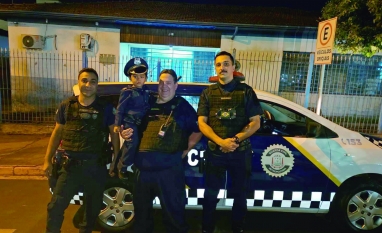 GCM de Pitangueiras recebe a visita do pequeno Kauan, de 5 anos, apaixonado pela corporação