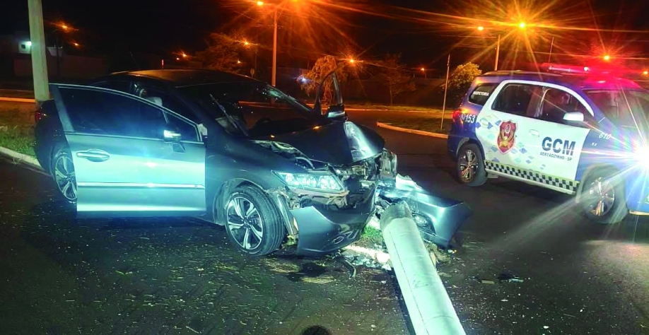 Carro bate em poste e derruba estrutura de energia em Sertãozinho