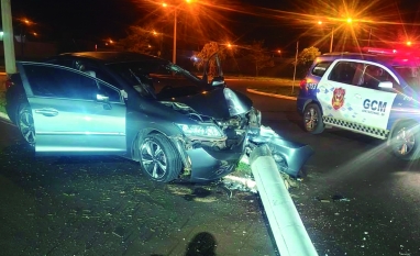 Carro bate em poste e derruba estrutura de energia em Sertãozinho