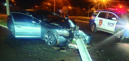 Carro bate em poste e derruba estrutura de energia em Sertãozinho