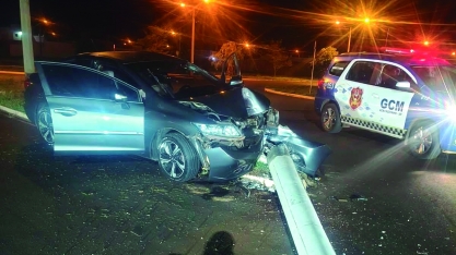 Carro bate em poste e derruba estrutura de energia em Sertãozinho