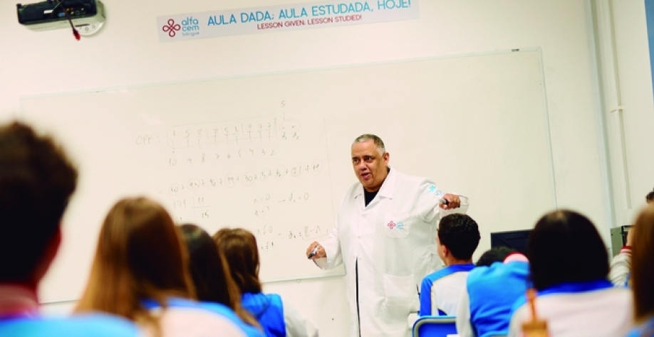 Inteligência Artificial pode errar com convicção: por que saber avaliar respostas virou habilidade essencial para estudantes