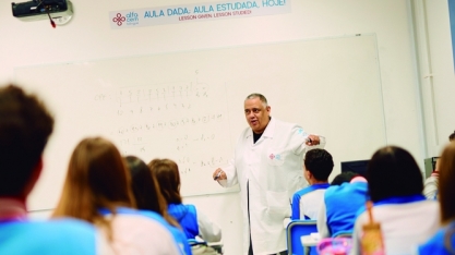 Inteligência Artificial pode errar com convicção: por que saber avaliar respostas virou habilidade essencial para estudantes