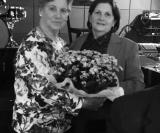 Companheira Conceição Cunha que terminou seu terceiro mandato como Presidente recebe flores pelas mãos da Companheira Vera Moreno Biagi