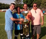 O craque Helinho, capitão do Grêmio, recebe o troféu de vice-campeão